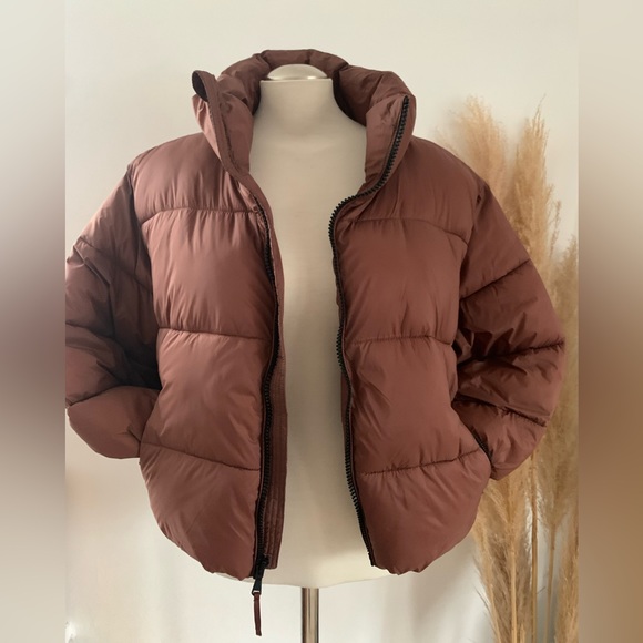Old Navy puffer jacket in a mahogany/brown in a size Large with a zipper - Picture 2 of 7